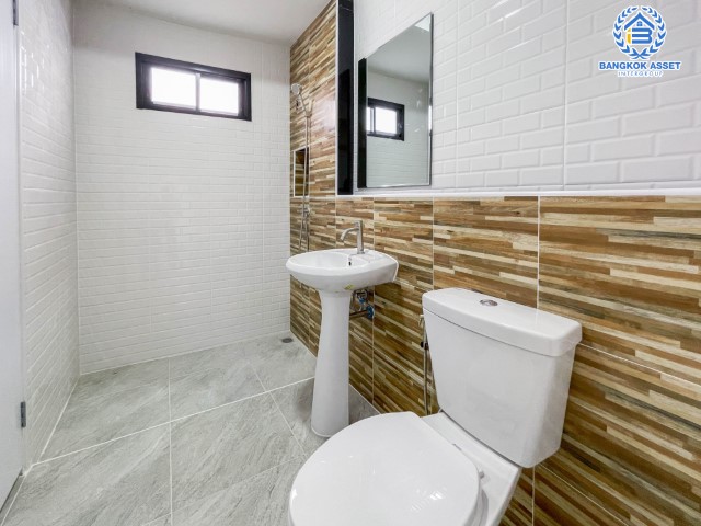 *****บ้านเดี่ยวมือสอง นนทบุรี ม.กฤษดานคร10 รัตนาธิเบศร์ เนื้อที่กว้างขวางมากถึง 71 ตร.ว. ฟังก์ชัน 4 ห้องนอน 4 ห้องน้ำ ที่จอดรถ 3 คัน บ้านสวย ตกแต่งสไตล์โมเดิร์น พร้อมเข้าอยู่ได้ทันที! โครงการตั้งบนทำเลแห่งการเดินทาง ใกล้รถไฟฟ้าสายสีม่วง "สถานีสามแยกบางใหญ่" และจุดขึ้นทางด่วน "กาญจนาภิเษก" จองด่วน!